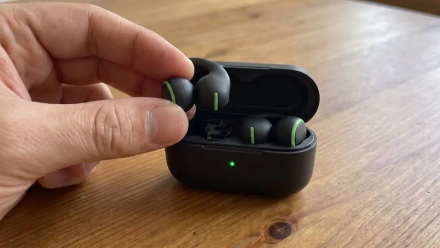 Lækkede marketingbilleder: Samsungs Galaxy Buds On med clips