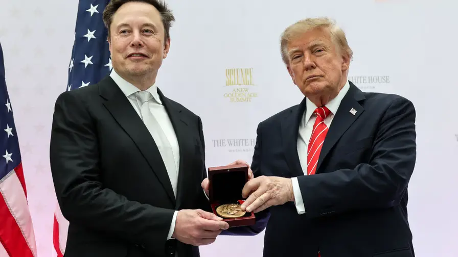 Trump overrækker nationale medaljer til førende techfolk